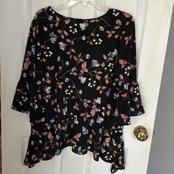 Gibson flowy blouse. size M. black with flowered design. - Picture 8 of 11